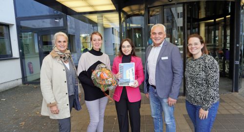 (v.l.n.r.): Susanne Hoff-Lesch (Lehrerin im BiBiG), Sandra Stöbener (Pflegedirektorin), Erza Zogiani, Jozo Petrovic (Bereichsleiter Pflege) und Carolin Houben (Unternehmensentwicklung)