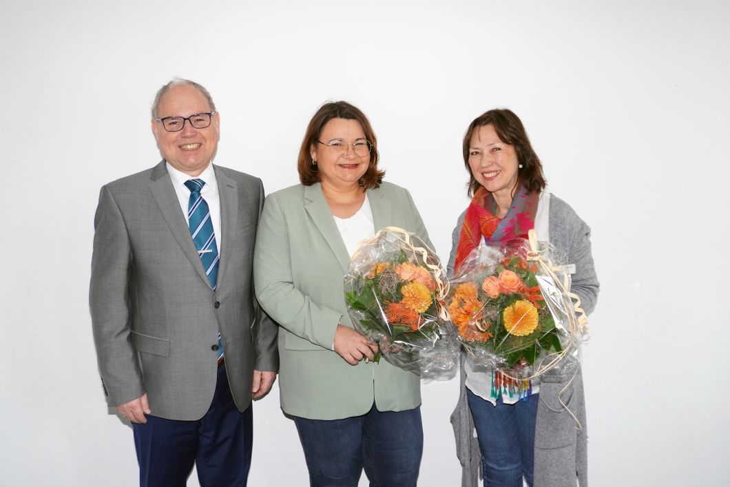 Beate Linden (Mitte) und Silvia Prange (rechts) freuen sich über die Ehrung anlässlich ihres 25-jährigen Dienstjubiläums. Personalleiter Frank Thieme überbrachte die Glückwünsche der Betriebsleitung.