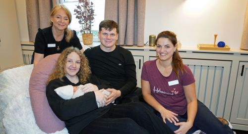 Maylin und Tim Wolf mit ihrem Sohn Mateo und ihrer Hebamme Jeanette Kuckartz (Teamleitung Kreißsaal, rechts). Anja Salmassi (Ltd. Hebamme, links) überbrachte die Glückwünsche des Hauses.