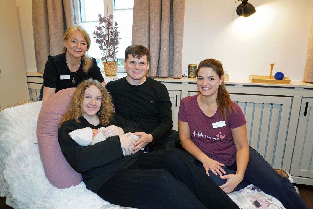 Maylin und Tim Wolf mit ihrem Sohn Mateo und ihrer Hebamme Jeanette Kuckartz (Teamleitung Kreißsaal, rechts). Anja Salmassi (Ltd. Hebamme, links) überbrachte die Glückwünsche des Hauses.