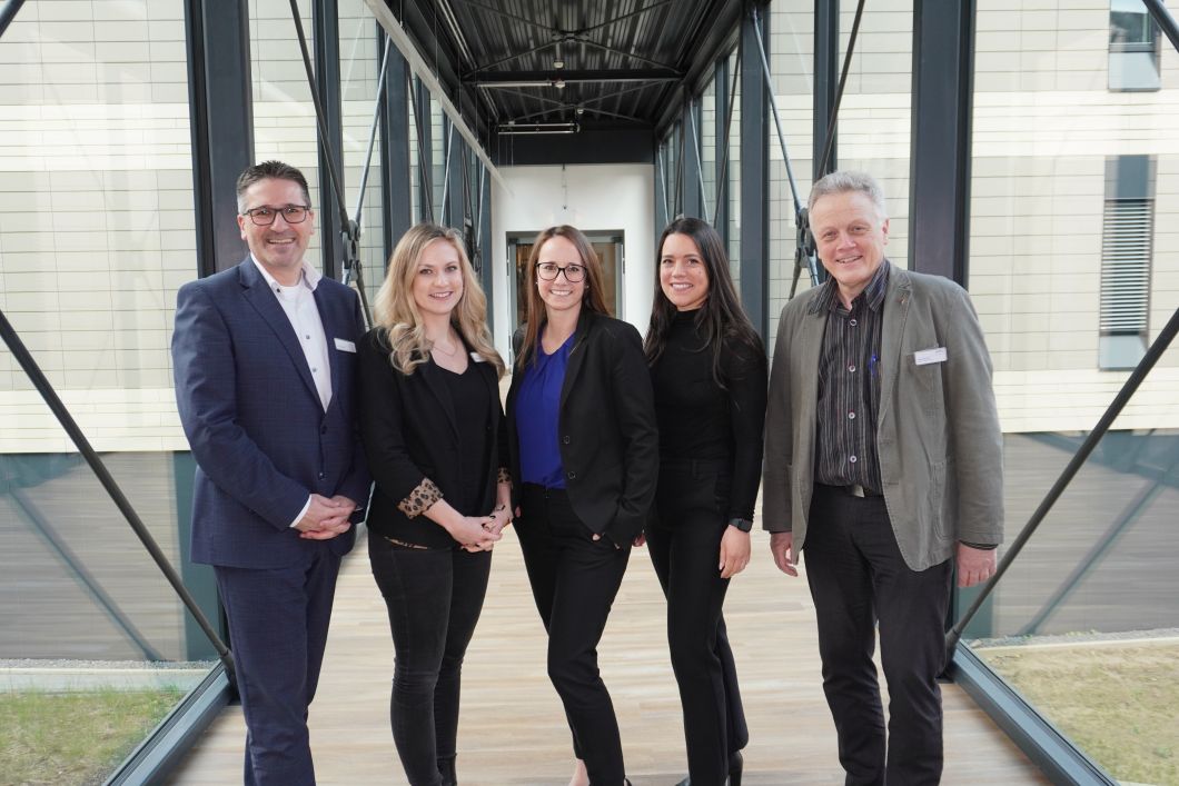 (v.l.n.r.) Dirk Offermann (Regionalgeschäftsführer), Janine Dümesnil (Stv. Kfm. Direktorin), Ines Ludwig (Kfm. Direktorin), Jana Krieger (Stv. Kfm. Direktorin), Achim Brenneis (Kfm. Direktor)