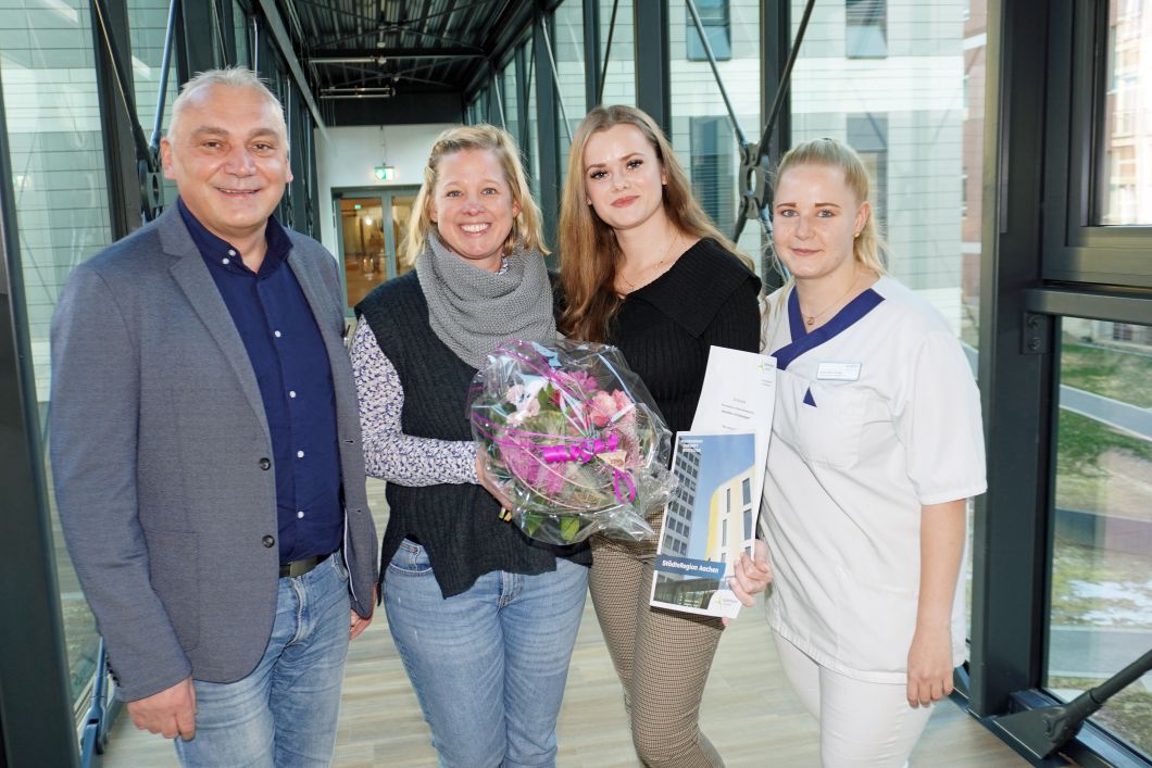 (v.l.n.r.): Jozo Petrovic (Stv. Pflegedirektor), Nina Stroech (Bereichsleiterin), Ivona Filipovic und Janina-Marie Steigels (Stv. Teamleitung H1).