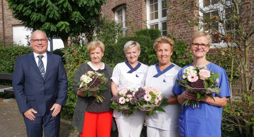 (v.l.n.r.): Personalleiter Frank Thieme, Hanna Gadomska, Lilia Schumacher, Ursula Schubert und Anja von Ehren