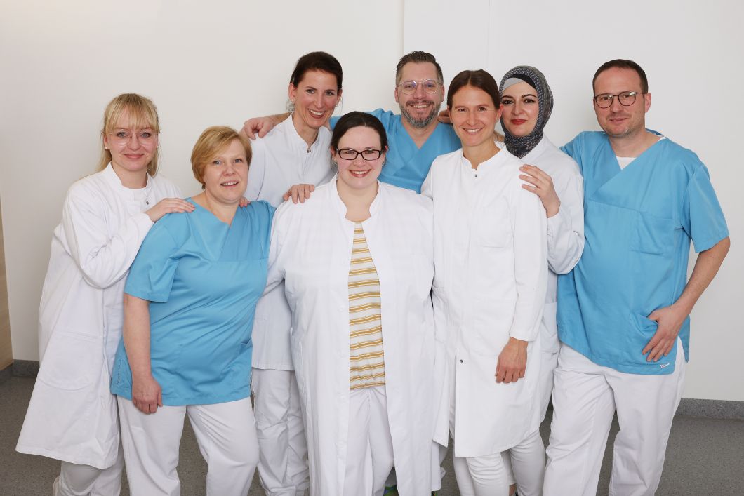 (v.l.n.r.): Juliane Lindig, Johanna Heiligtag, Dr. med. Caroline Stellbaum-Aigner, Jennifer Capellmann, Christian Peters, Dr. med. Simone Gehrke, Dr. med. Dilek Siktas und Thomas Reinders.