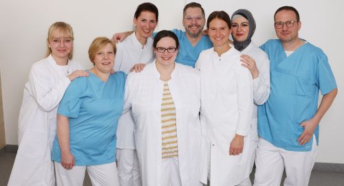 (v.l.n.r.): Juliane Lindig, Johanna Heiligtag, Dr. med. Caroline Stellbaum-Aigner, Jennifer Capellmann, Christian Peters, Dr. med. Simone Gehrke, Dr. med. Dilek Siktas und Thomas Reinders.