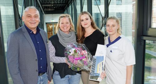 (v.l.n.r.): Jozo Petrovic (Stv. Pflegedirektor), Nina Stroech (Bereichsleiterin), Ivona Filipovic und Janina-Marie Steigels (Stv. Teamleitung H1).