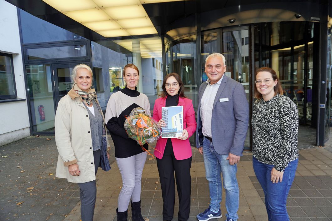 (v.l.n.r.): Susanne Hoff-Lesch (Lehrerin im BiBiG), Sandra Stöbener (Pflegedirektorin), Erza Zogiani, Jozo Petrovic (Bereichsleiter Pflege) und Carolin Houben (Unternehmensentwicklung)