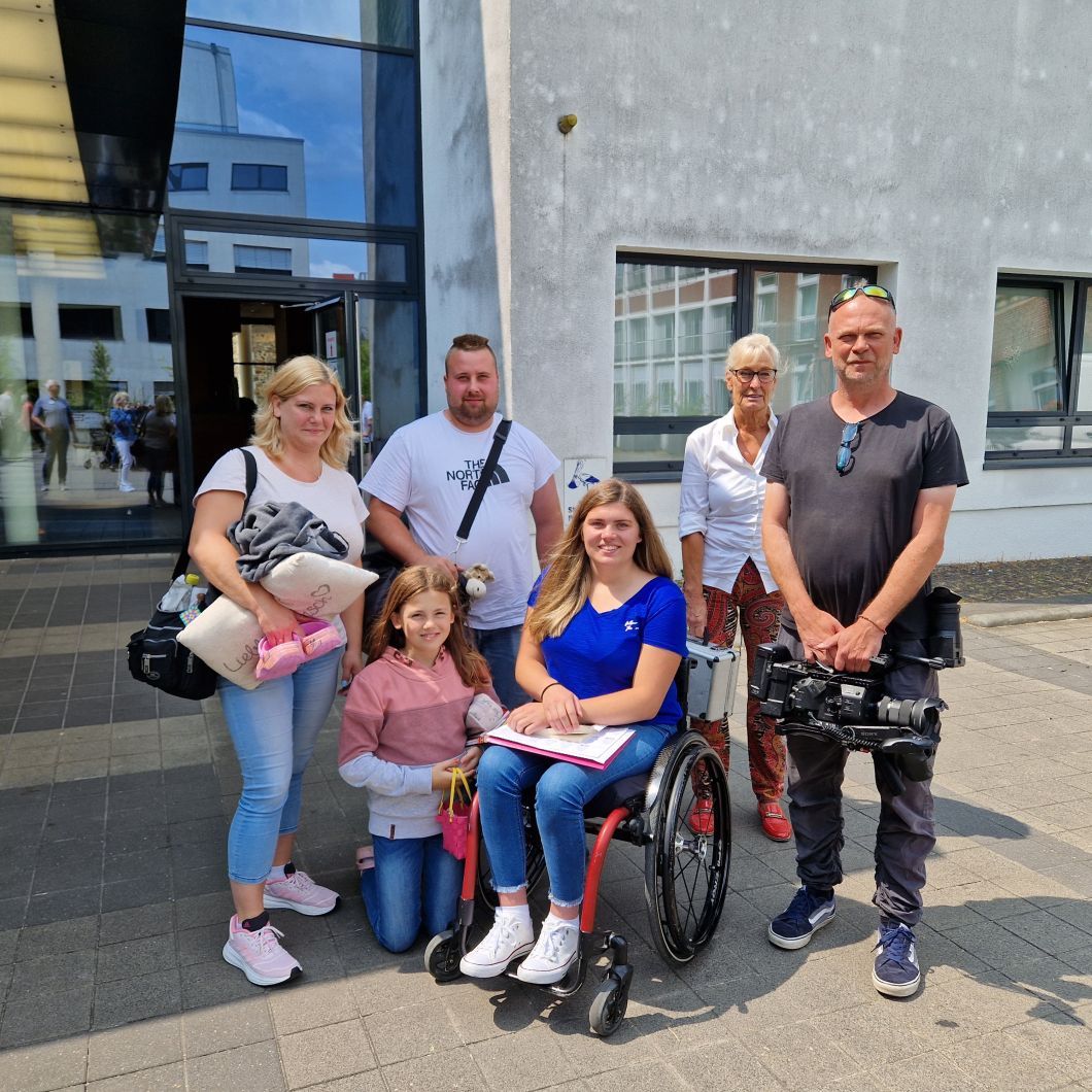 Tanja Platz bei ihrer Ankunft im MARIEN zusammen mit ihrer Mutter Nina Malkus, ihrem Lebenspartner Lukas Treu, der kleinen Schwester und der Filmcrew mit Maria Harff und Carsten Jost